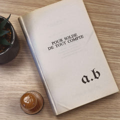 Trockenstempel mit alten Initialen