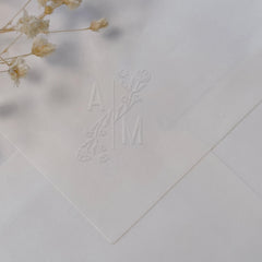 Trockenstempel mit floralen Initialen