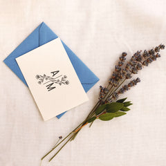 Trockenstempel mit floralen Initialen