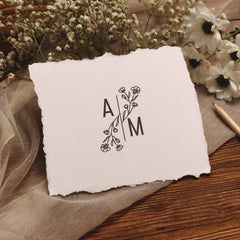 Trockenstempel mit floralen Initialen