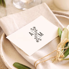 Trockenstempel mit floralen Initialen