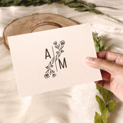Trockenstempel mit floralen Initialen